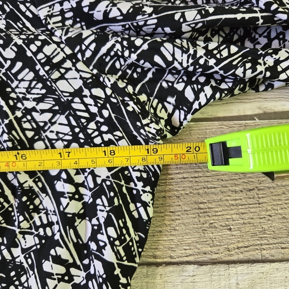 ALFANI | 100% Silk Blouse in Abstract Black & White sz 14 - Picture 6 of 7